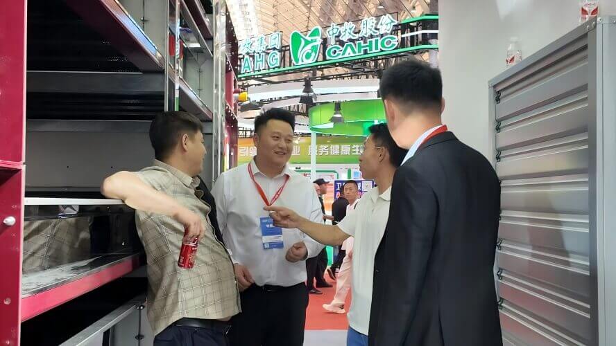 ہمارے اہم مصنوعات میں اسٹیکنگ لیئر مرغی کا سامان، اسٹیکنگ بروڈنگ سامان، اسٹیکنگ بریڈر سامان، اسٹیکنگ بروائلر سامان، مرغی کی کھاد کا علاج کرنے کا سامان، اور انڈہ پیکجنگ کا سامان شامل ہیں۔